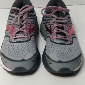 Brooks Women Running Shoes Size 10